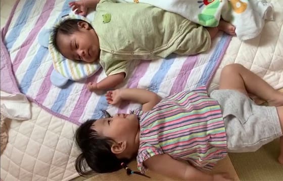 就寝スタイルが子供の将来を左右する・・・
日本の伝統的な習慣「添い寝」のすすめ