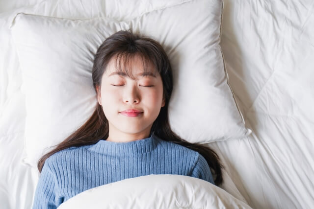 快眠のカギは寝具の重さ?軽さ・重さの違いと選び方